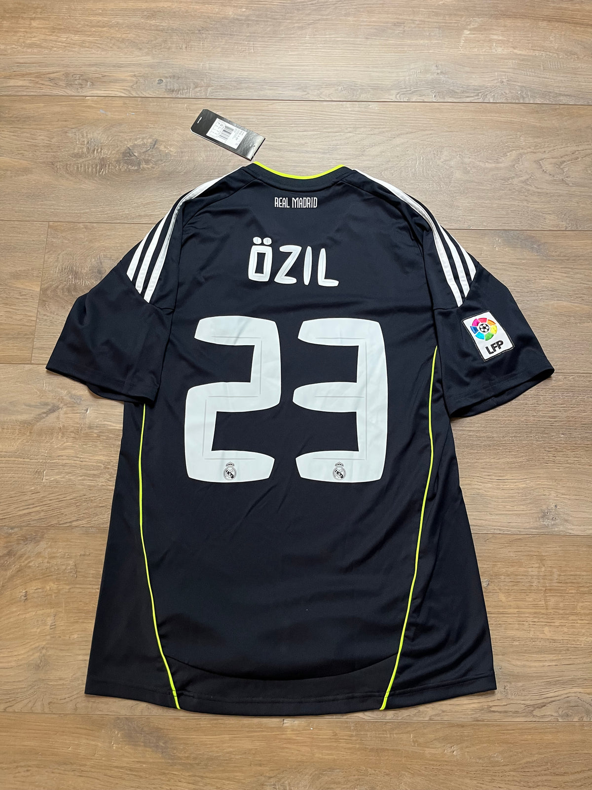 BNWT Real Madrid 10/11 Away Özil - M