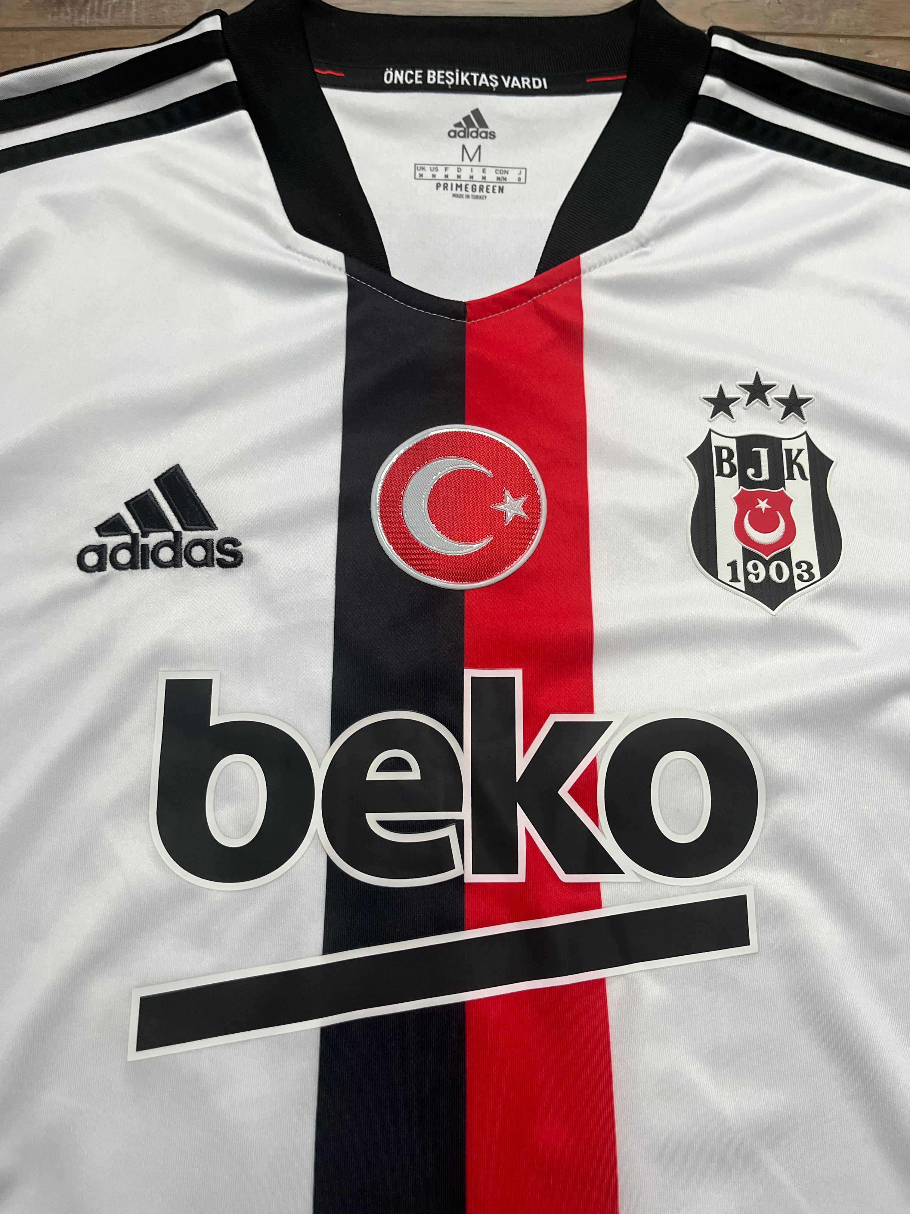 Besiktas 21/22 Home Jersey Hutchinson - M