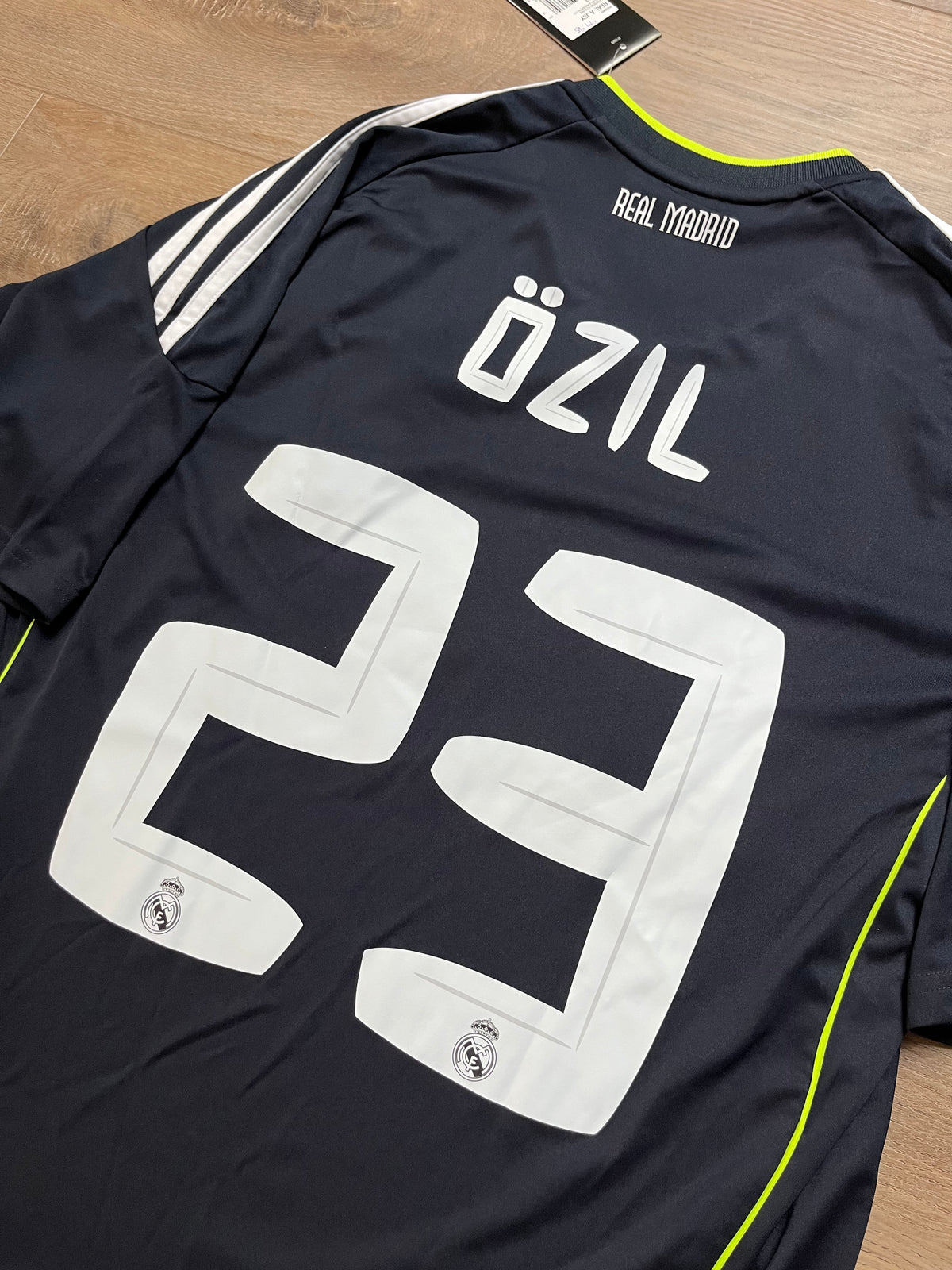 BNWT Real Madrid 10/11 Away Özil - M