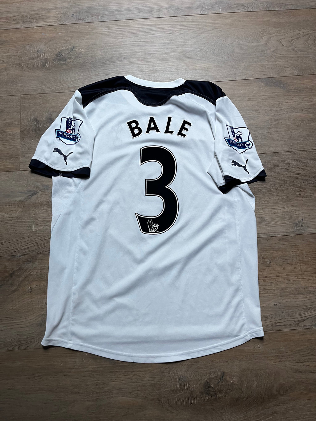 Tottenham Hotspurs 10/11 Home Jersey Bale - M