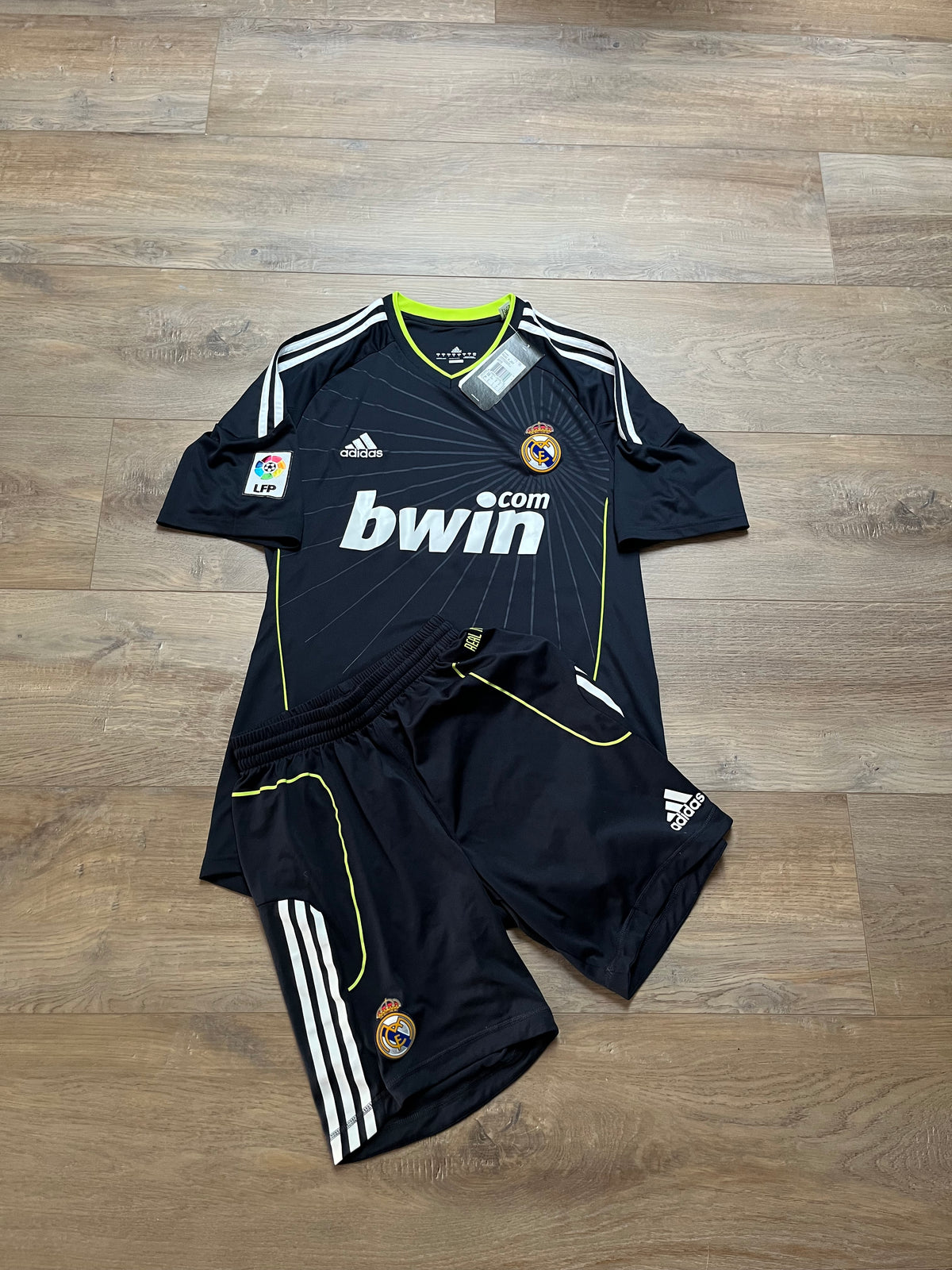 BNWT Real Madrid 10/11 Away Özil - M
